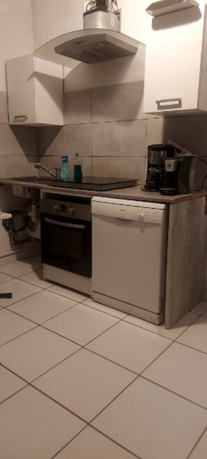 Microwave, oven, stovetop, coffee/tea maker
