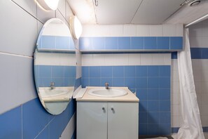 Douche, serviettes fournies