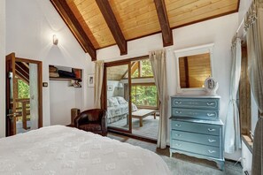 3 bedrooms, desk, iron/ironing board, WiFi