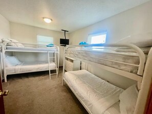 3 bedrooms, iron/ironing board, free WiFi, bed sheets