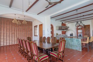Bar au bord de la piscine