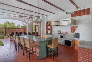 Bar junto a la piscina