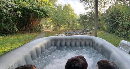 gĂźte dans lâeau accessible uniquement en barque