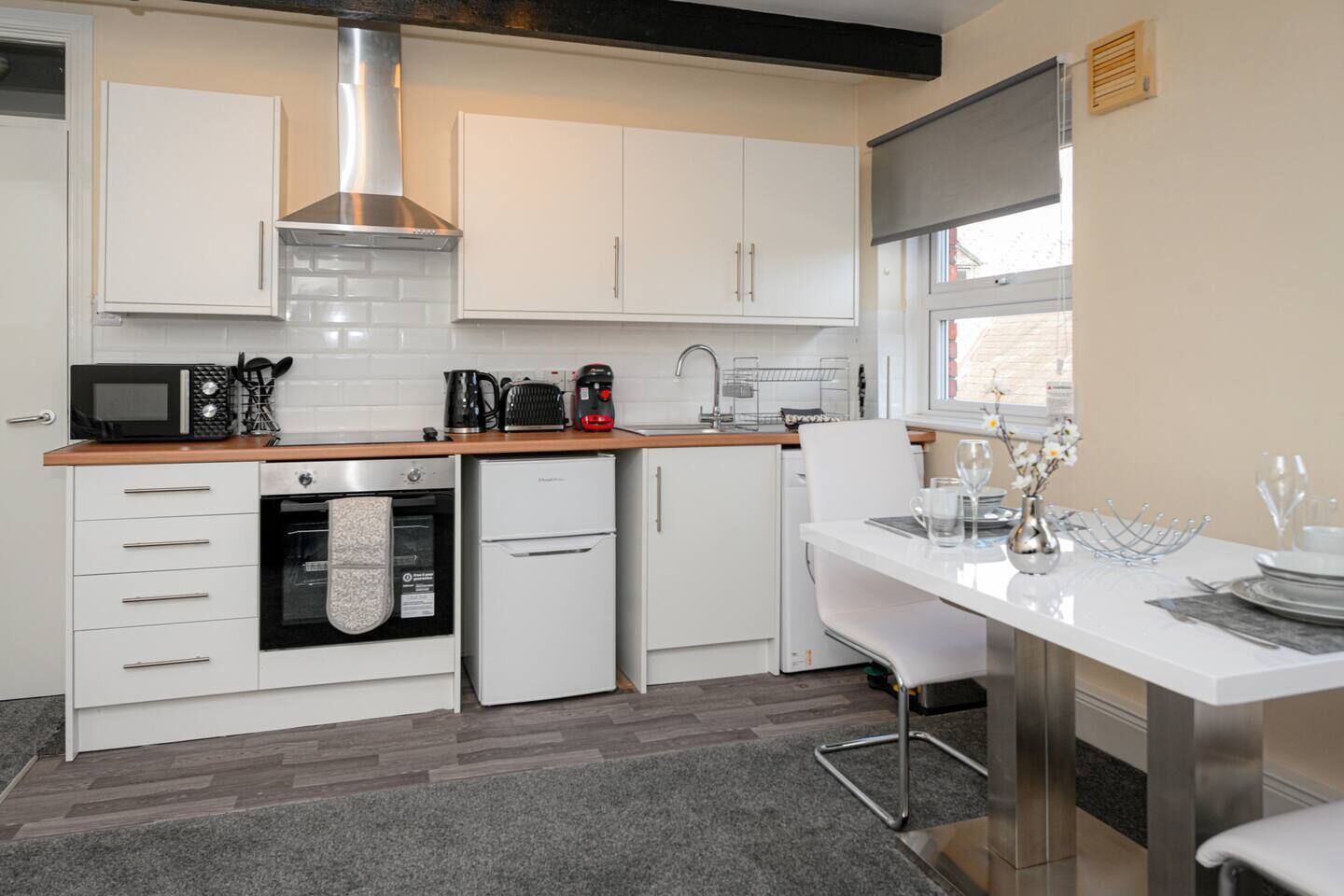 Kühlschrank, Mikrowelle, Ofen, Herdplatte