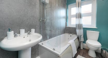 This apartment is a 1 bedroom(s), 1 bathrooms, located in Hexham, England.