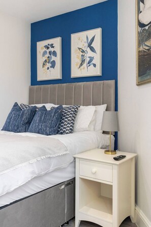 واي فاي مجانًا وملاءات أسرّة