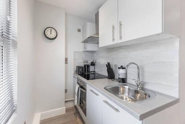 ثلاجة، ميكروويف، فرن، محمصة خبز