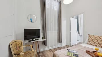 City Apartment, 1 Bedroom, Non Smoking | Iron/ironing board, cribs/infant beds, travel crib, free WiFi