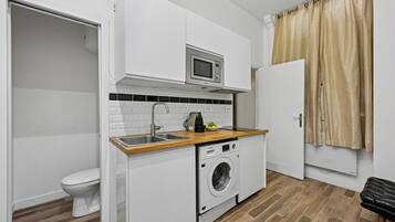 City appartement, 1 slaapkamer, niet-roken | Woonruimte | Een 40-inch smart-tv met satellietzenders