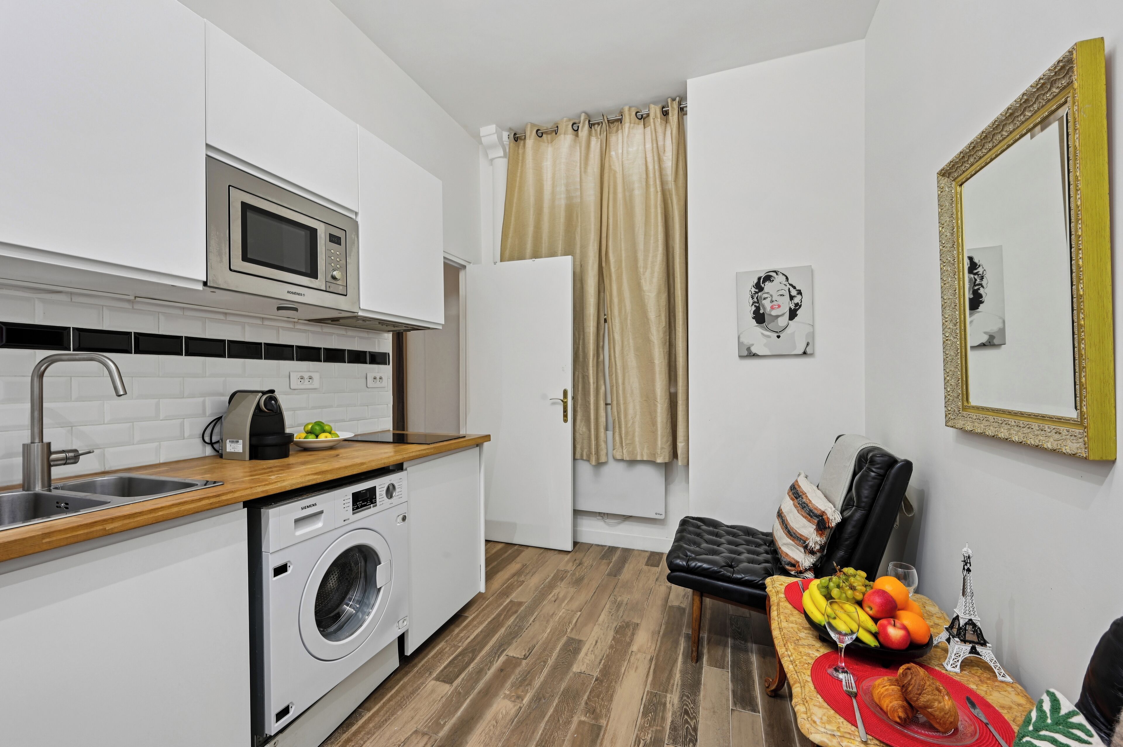 City Apartment, 1 Bedroom, Non Smoking | Living area | 40-inch Smart TV with satellite channels