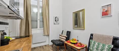 City-Apartment, 1 Schlafzimmer, Nichtraucher | Wohnbereich | 40-Zoll-Smart-TV mit Satellitenempfang