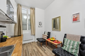 Apartamento urbano, 1 quarto, para não fumantes | Área de estar | Smart TV 40 polegadas com canais via satélite