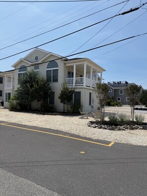 Exterior - OCEAN BLOCK, BEAUTIFUL 4 BED, 2.5 BATH - BEACH HAVEN PARK (Long Beach)