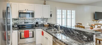 4 Mi to Beaches: St Simons Island Escape w/ Patio!