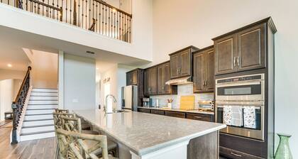 Pool Access: Family Gem w/ Views in St Cloud!