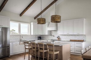 House (6 Bedrooms) | Interior