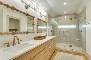 House (6 Bedrooms) | Interior
