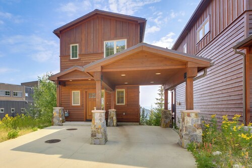 Walk to Schweitzer Village: Mountain-view Home