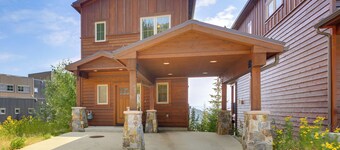 Walk to Schweitzer Village: Mountain-view Home