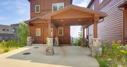 Walk to Schweitzer Village: Mountain-view Home