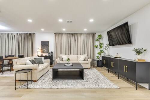 Walk to City Center: Modern Coral Springs Getaway