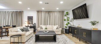 Walk to City Center: Modern Coral Springs Getaway