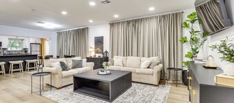 Walk to City Center: Modern Coral Springs Getaway