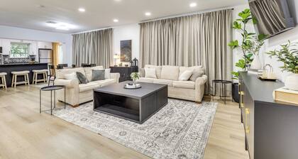 Walk to City Center: Modern Coral Springs Getaway