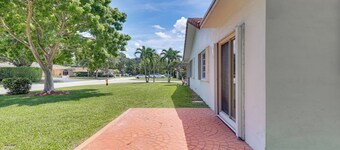 Walk to City Center: Modern Coral Springs Getaway