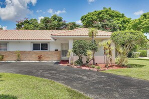 Interior - Walk to City Center: Modern Coral Springs Getaway (Coral Springs)