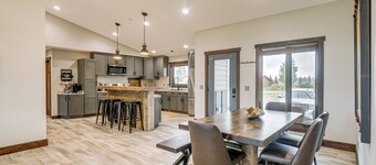 Pinedale Getaway Near Hiking, Skiing & Lakes!