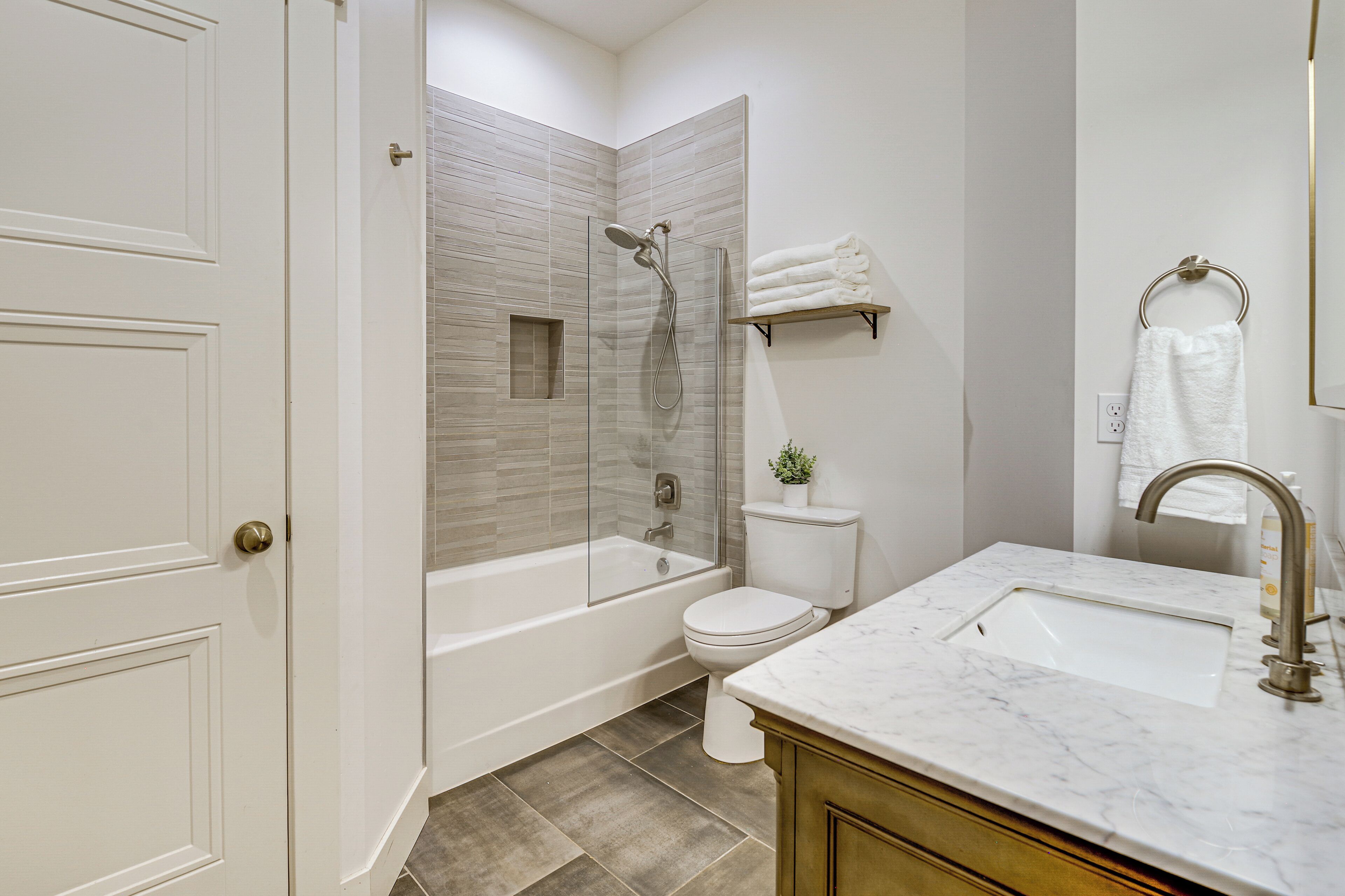 Un baño moderno con bañera, inodoro y lavamanos.