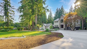 A residential area with two houses, a well-maintained lawn, and a driveway. - Wfh-friendly Gem w/ Creek: 4 Mi to Sammamish Trail (Redmond)