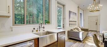 5 Mi to Chateau Ste Michelle: Creekside Escape!