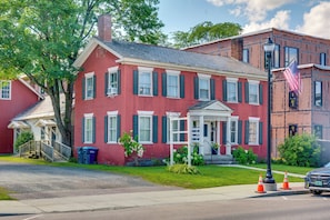 Interior - 15 Mi to Stowe Mountain Resort: Main Street Studio (Waterbury)