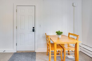 Interior - 15 Mi to Stowe Mountain Resort: Main Street Studio (Waterbury)