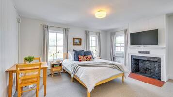 Apartment (0 Bedroom) | Iron/ironing board, bed sheets