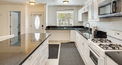 12 Mi to Downtown LA: Quiet Getaway w/ Patio
