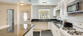 12 Mi to Downtown LA: Quiet Getaway w/ Patio