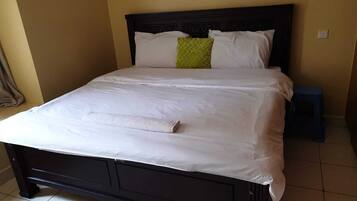 4 soverom, strykejern/-brett, internettilgang og sengetøy