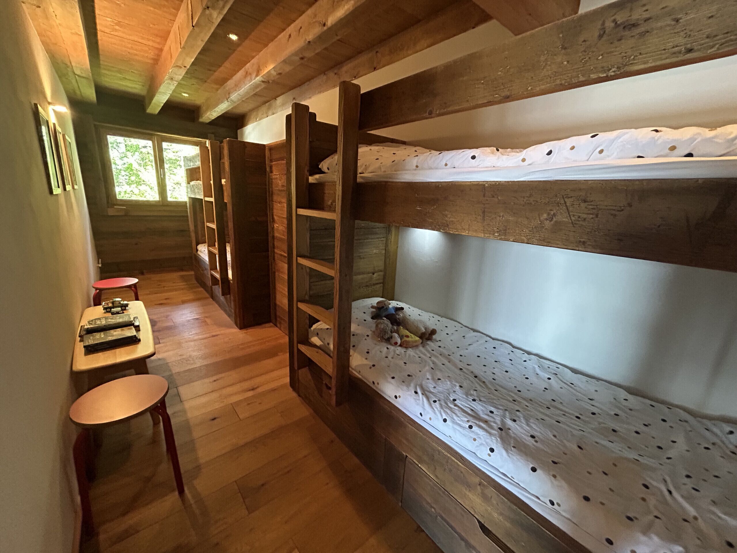 3 slaapkamers, een strijkplank/strijkijzer, gratis wifi, beddengoed