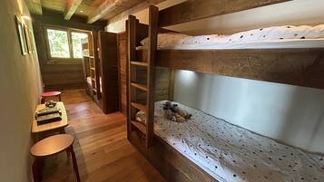 3 slaapkamers, een strijkplank/strijkijzer, gratis wifi, beddengoed