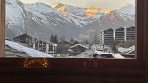 A view of snow-covered mountains with a building in the foreground. - Grimpeur 9 ski in/out, Spa Access (Haute-Nendaz)