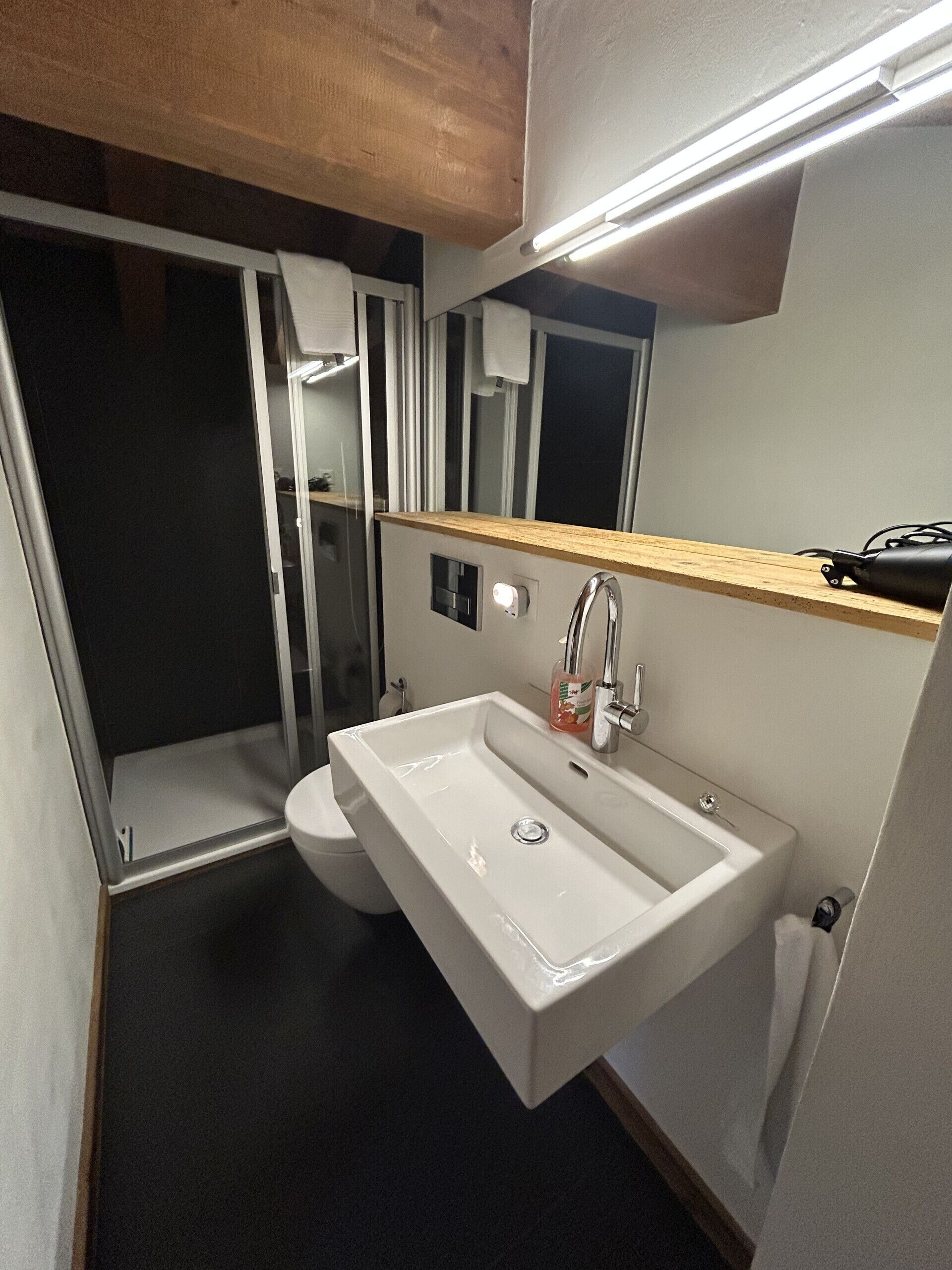 Een douche, een haardroger, handdoeken