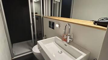 Een douche, een haardroger, handdoeken