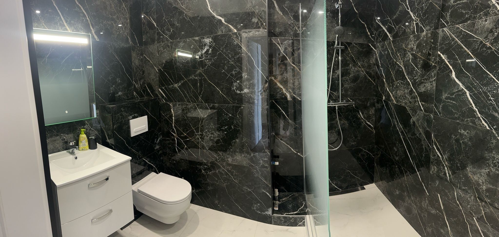 Sèche-cheveux, serviettes fournies, savon, papier toilette