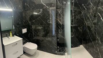 SĂšche-cheveux, serviettes fournies, savon, papier toilette