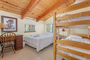 3 bedrooms, WiFi, bed sheets - Moose Lodge- Sleeps 12 (Camp Connell)