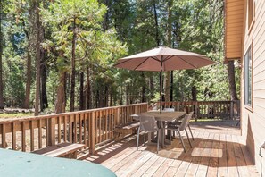 Outdoor dining - Moose Lodge- Sleeps 12 (Camp Connell)