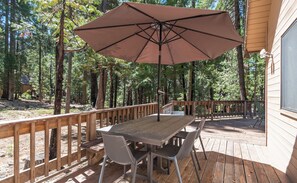 Outdoor dining - Moose Lodge- Sleeps 12 (Camp Connell)